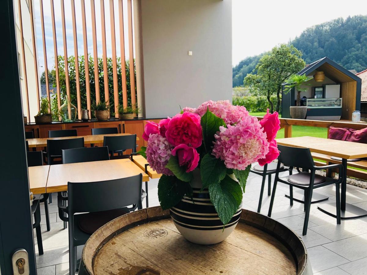 Hotel Na Vasi Restavracija In Prenocisca Škofja Loka Exteriér fotografie
