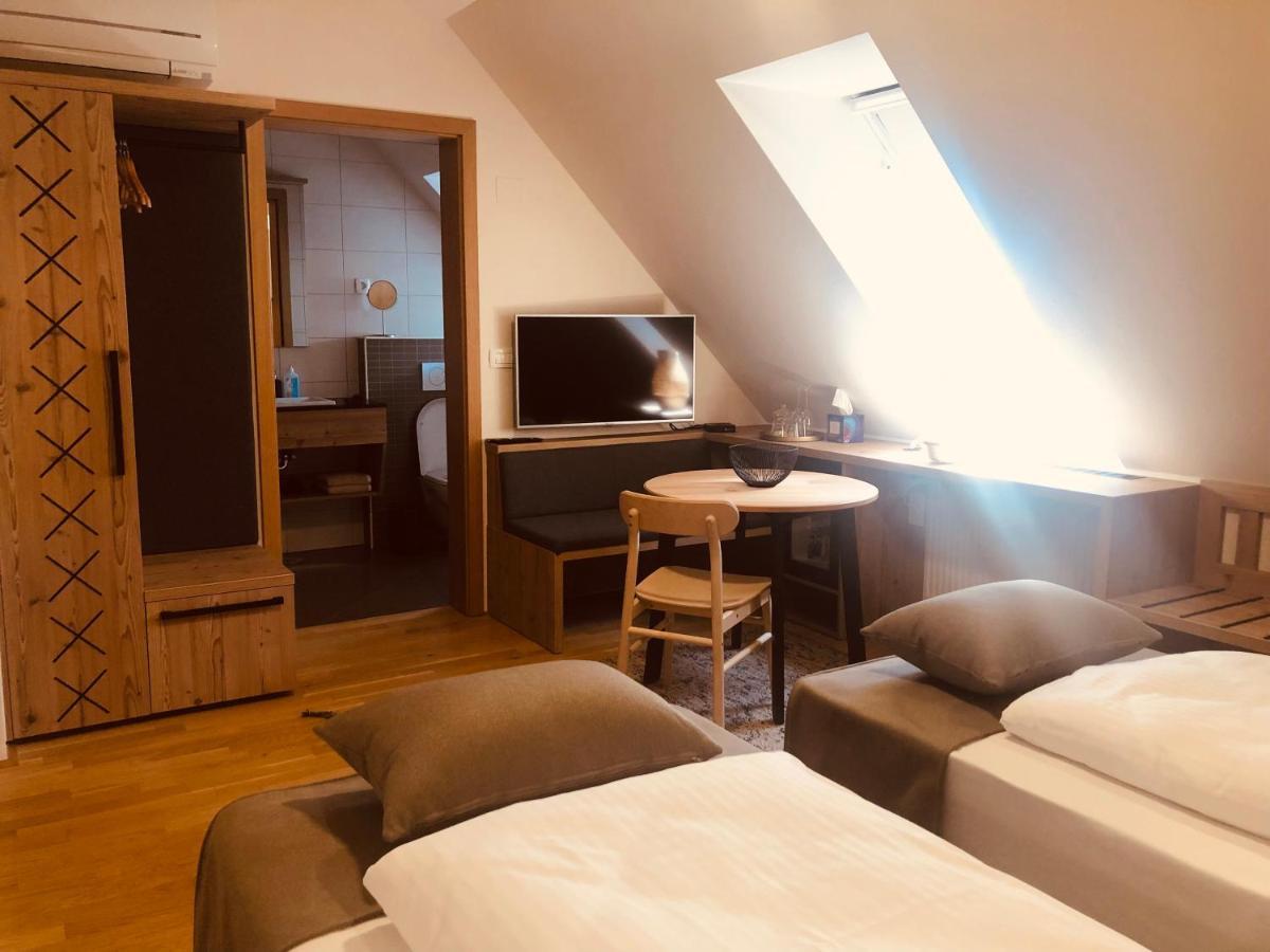 Hotel Na Vasi Restavracija In Prenocisca Škofja Loka Exteriér fotografie