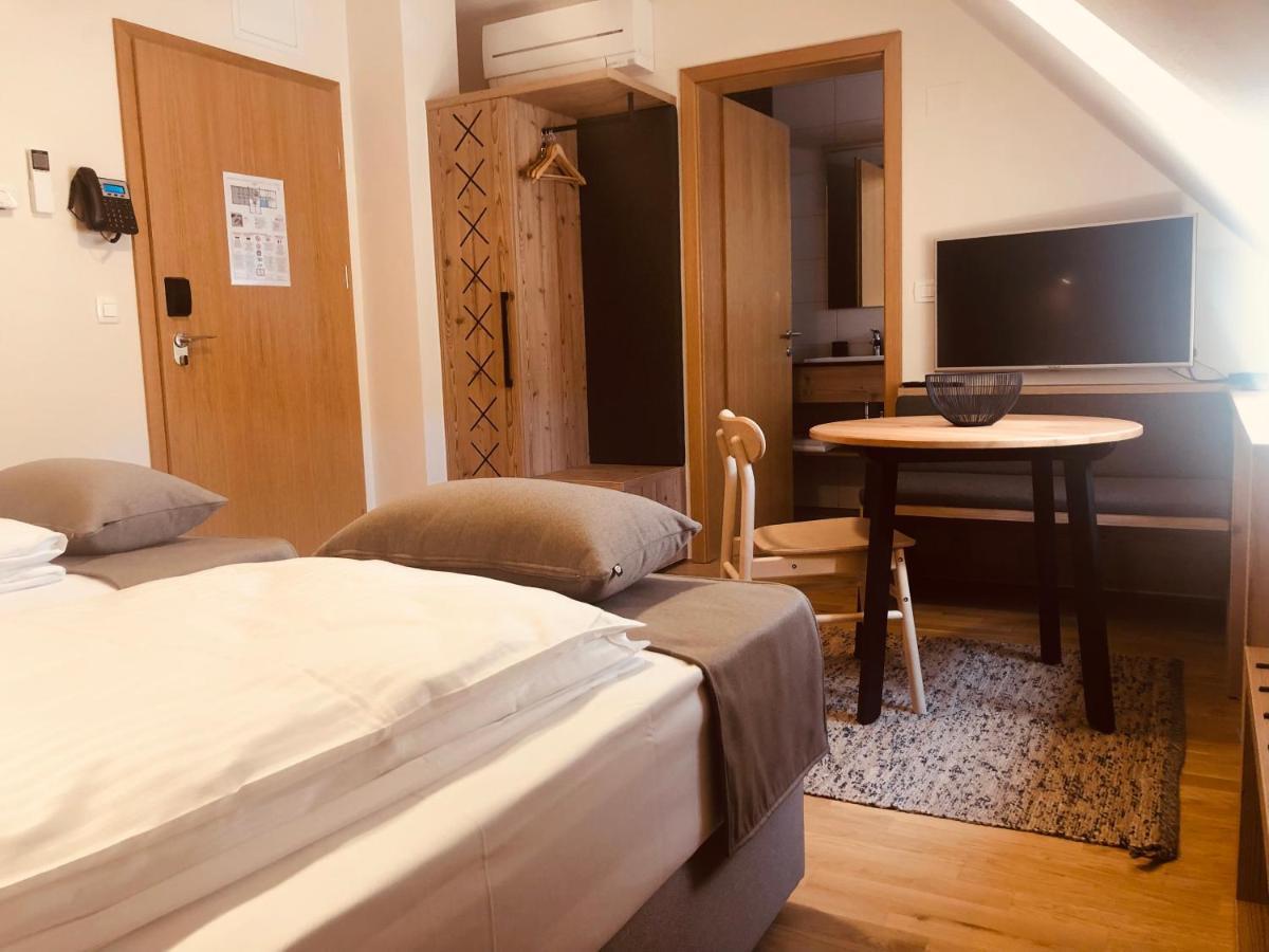 Hotel Na Vasi Restavracija In Prenocisca Škofja Loka Exteriér fotografie